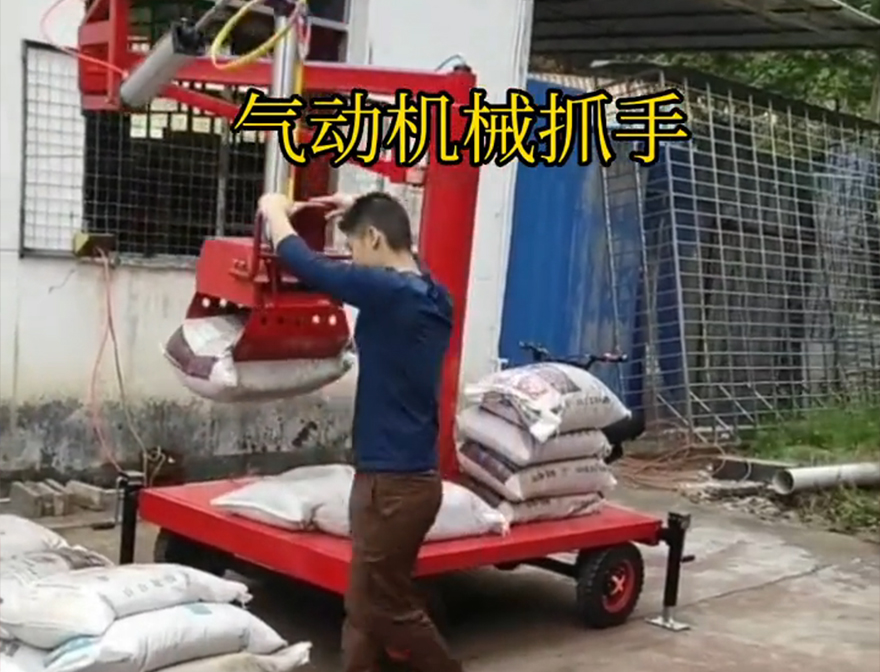 景泰县机械抓手甘蔗毛竹抓助力机械臂详细视频图片机械抓手农用随车抓饲料抓袋机